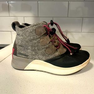 Girls Sorel Out N Anout III, size 3 boots